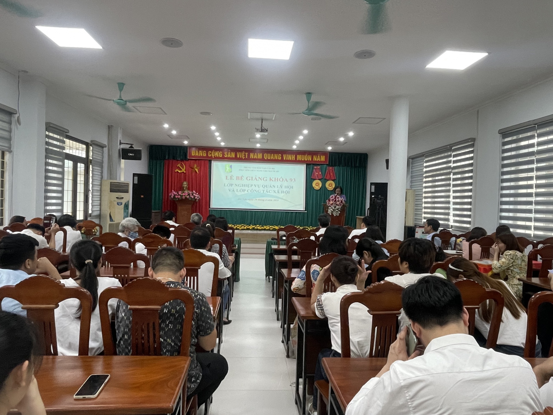 Bế giảng hai lớp Nghiệp vụ Quản lý Công tác Hội và Công tác Xã hội khóa 93