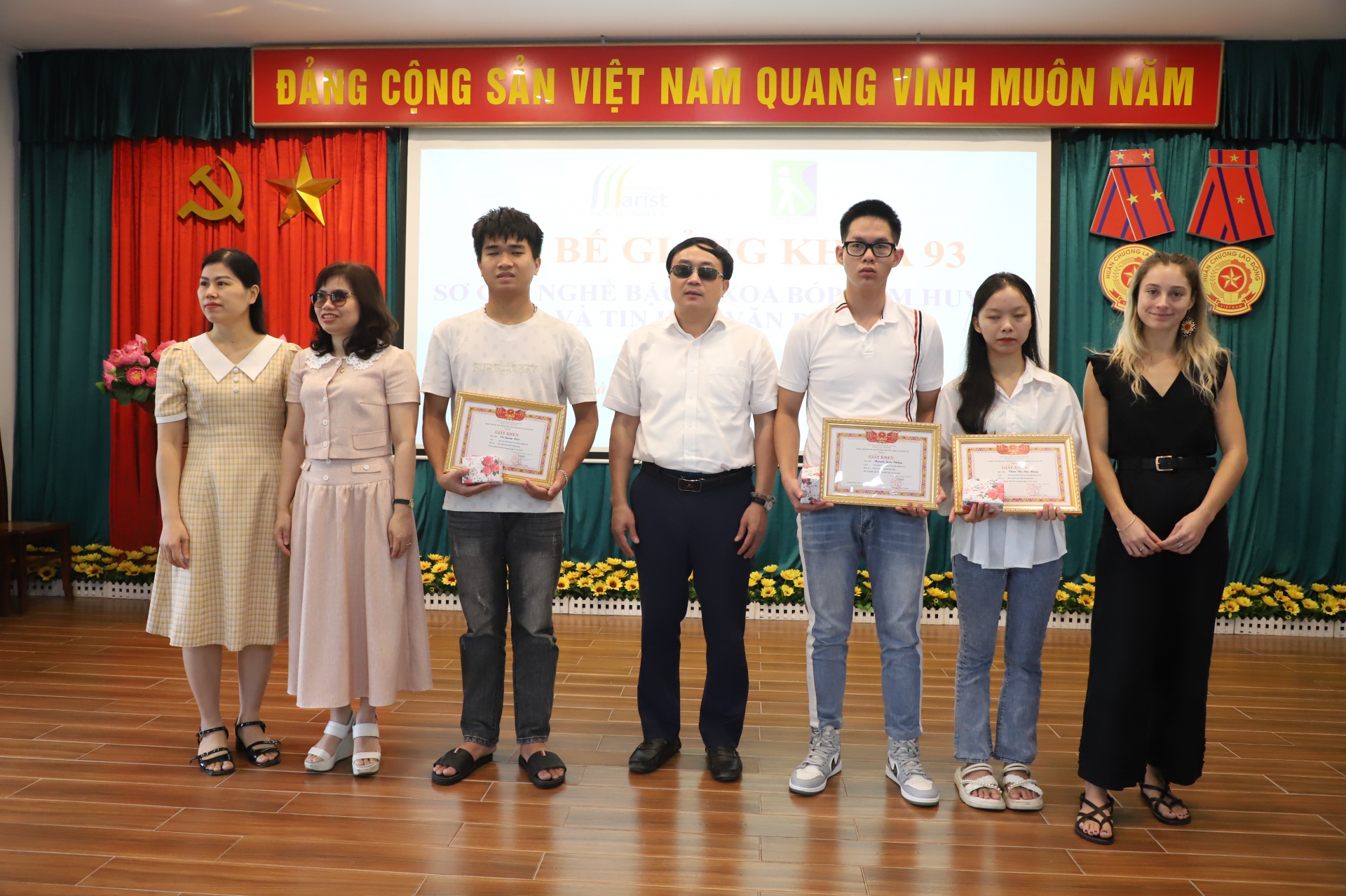 Trung tâm Đào tạo PHCN cho người mù bế giảng lớp xoa bóp bấm huyệt và lớp tin học văn phòng khóa 93