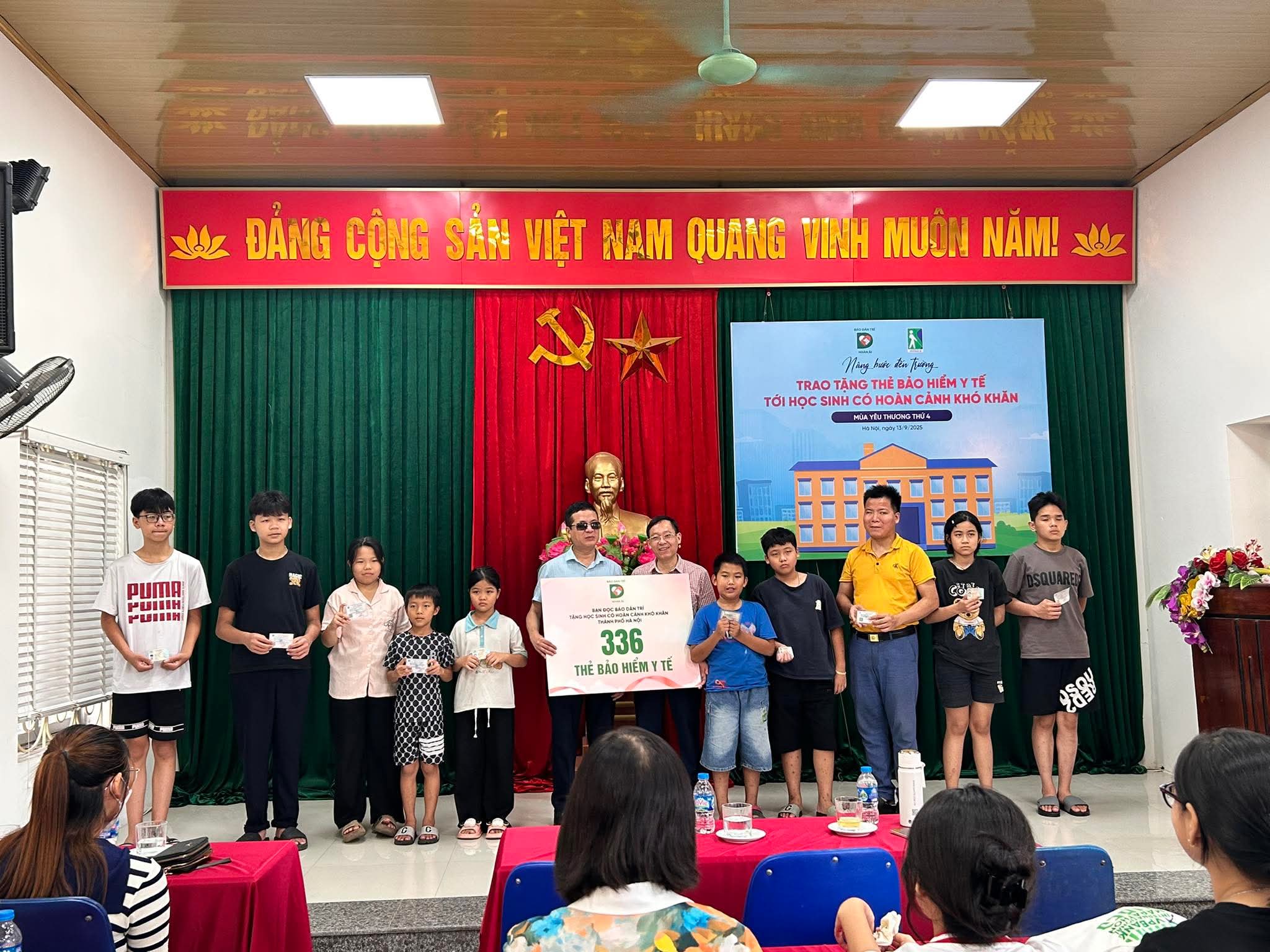 Trao 336 thẻ BHYT tiếp sức học sinh khó khăn: Lan toả yêu thương nâng bước tới trường