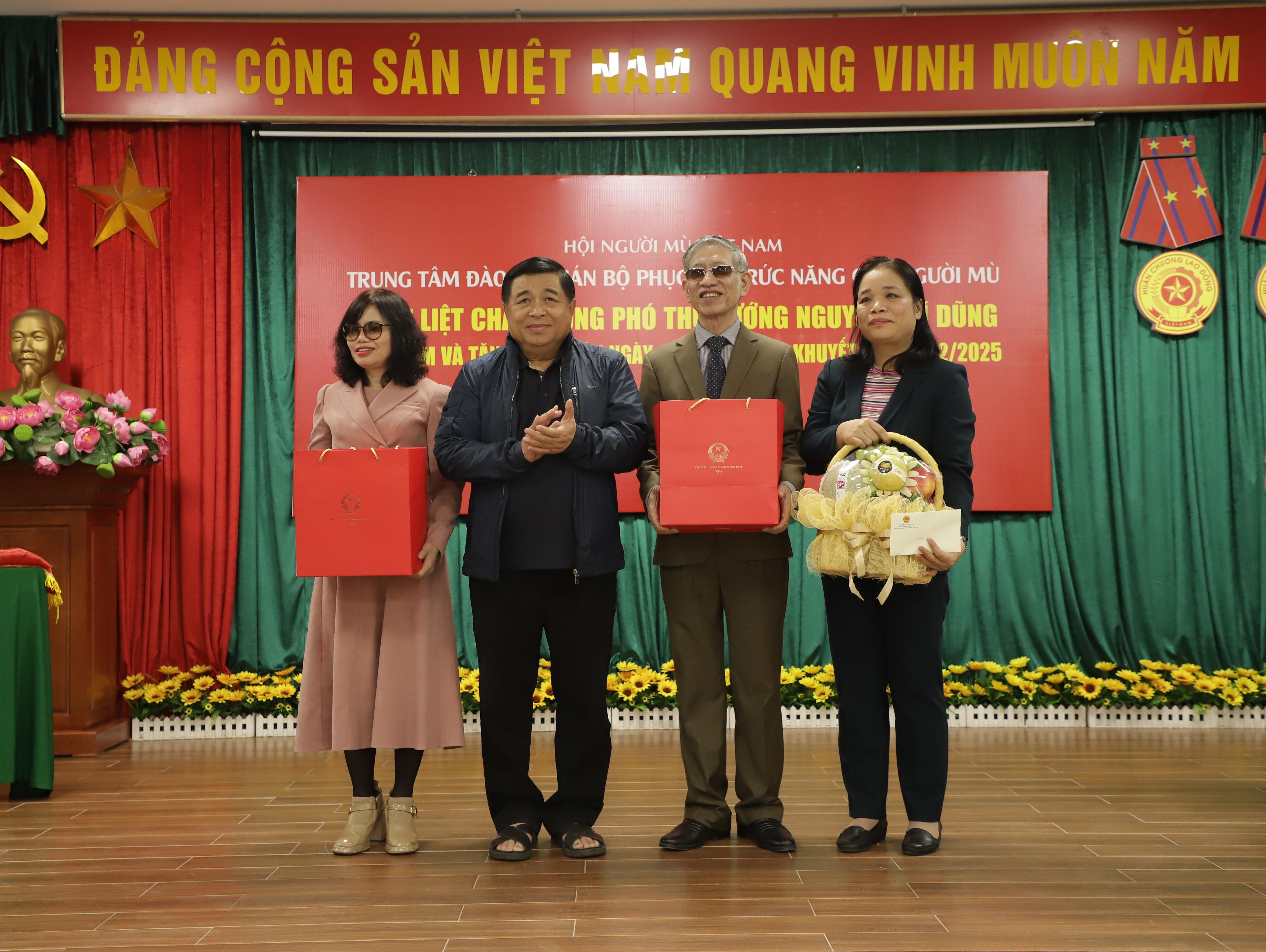 Hình ảnh: Phó Thủ tướng Nguyễn Chí Dũng thăm và tặng quà tại Trung tâm Đào tạo cán bộ PHCN cho người mù nhân ngày Quốc tế Người khuyết tật 3/12