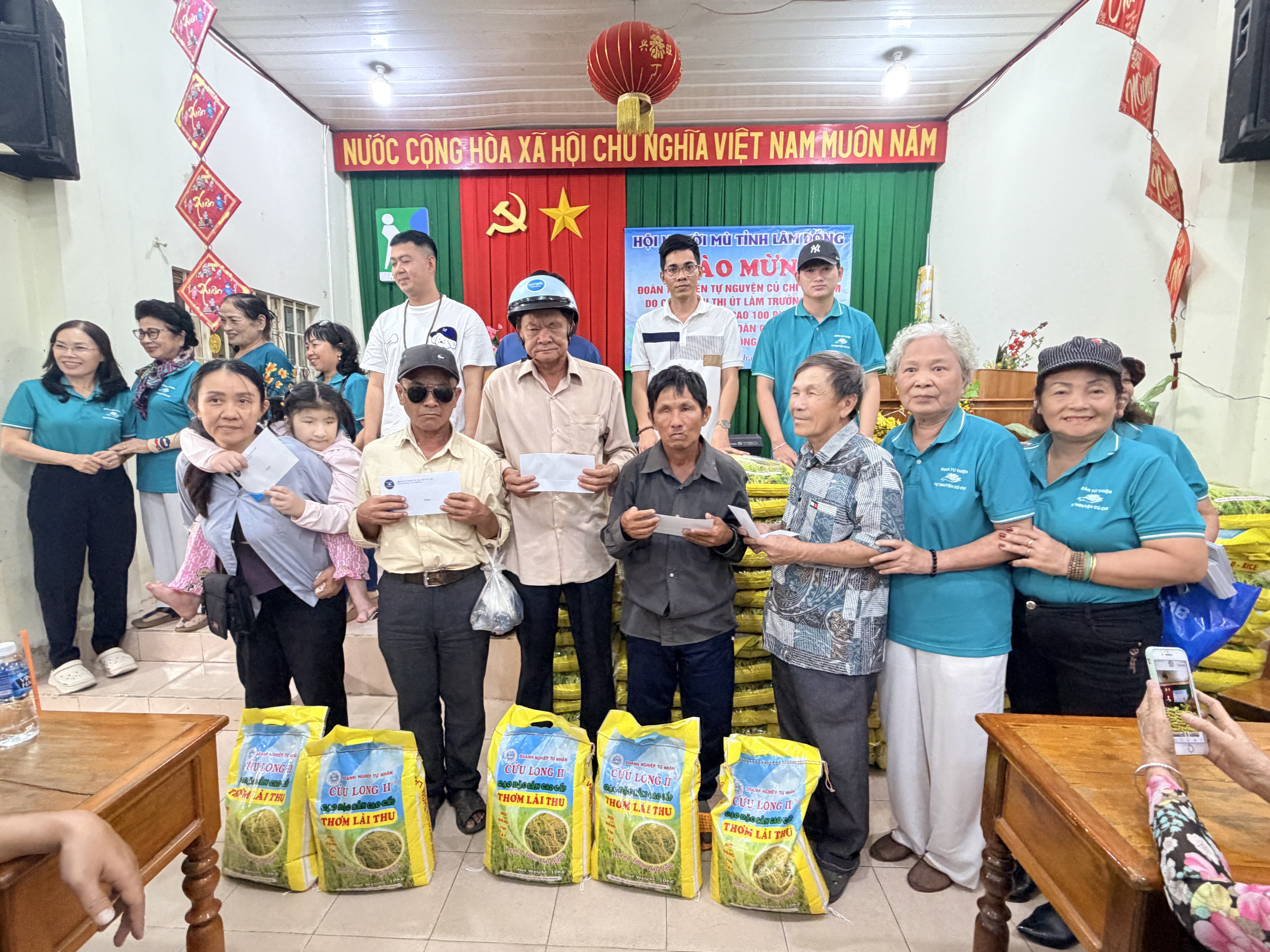 Lâm Đồng: Trao quà cho 100 người mù có hoàn cảnh khó khăn