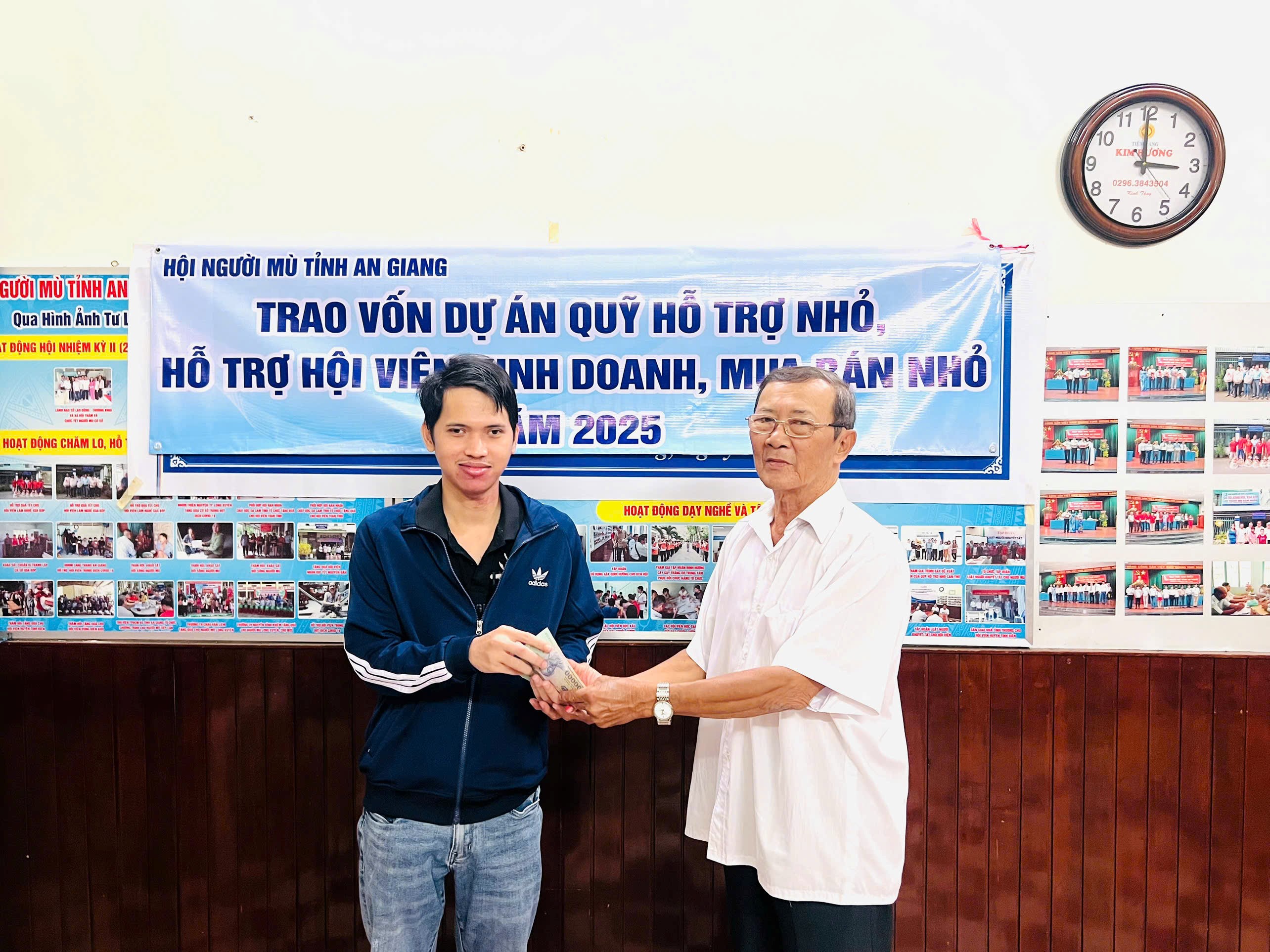 Hội Người mù tỉnh An Giang trao vốn dự án nhỏ giải quyết việc làm cho hội viên