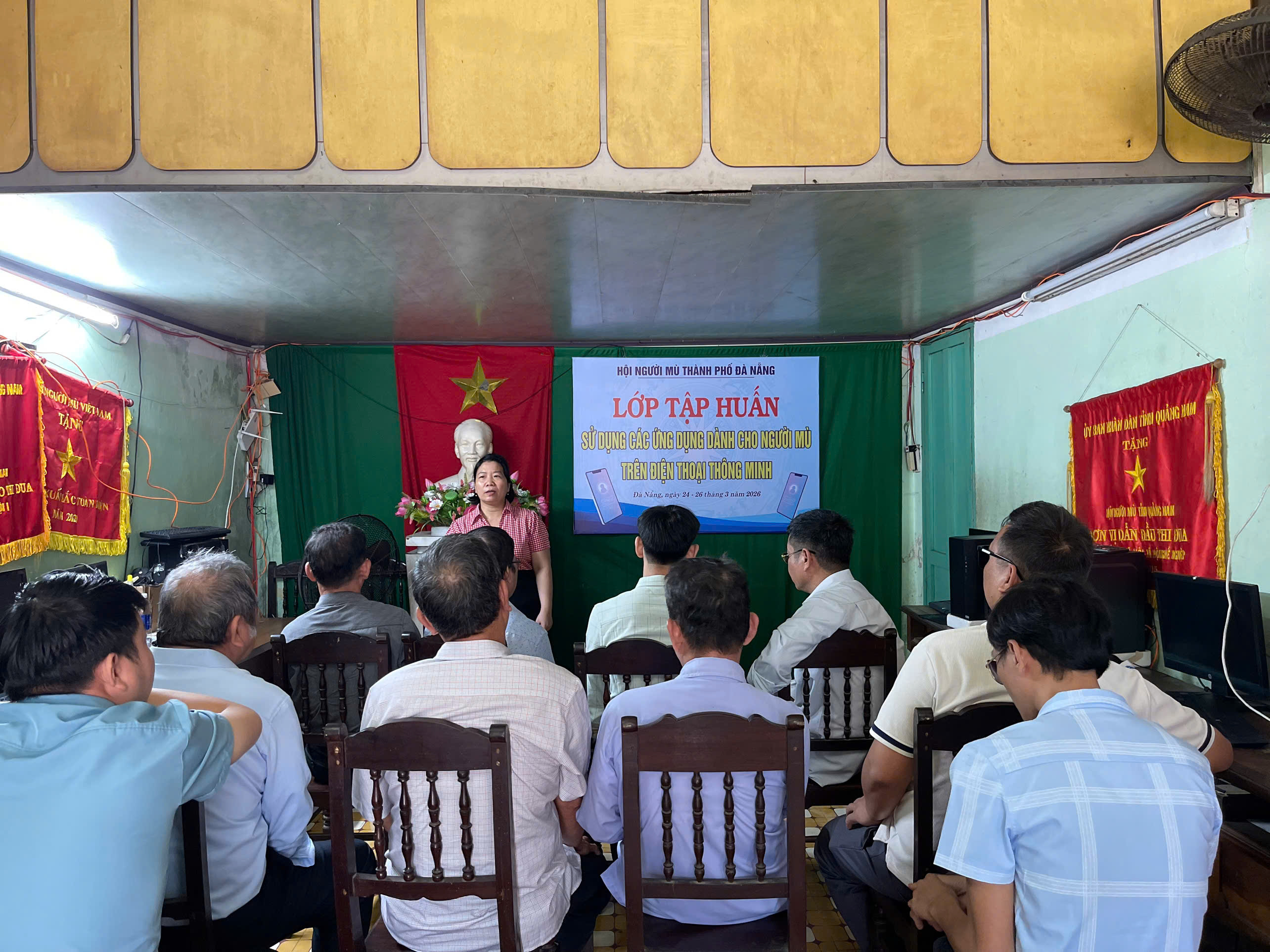 Hình ảnh: Thành hội Đà Nẵng tập huấn sử dụng các ứng dụng dành cho người mù trên điện thoại thông minh