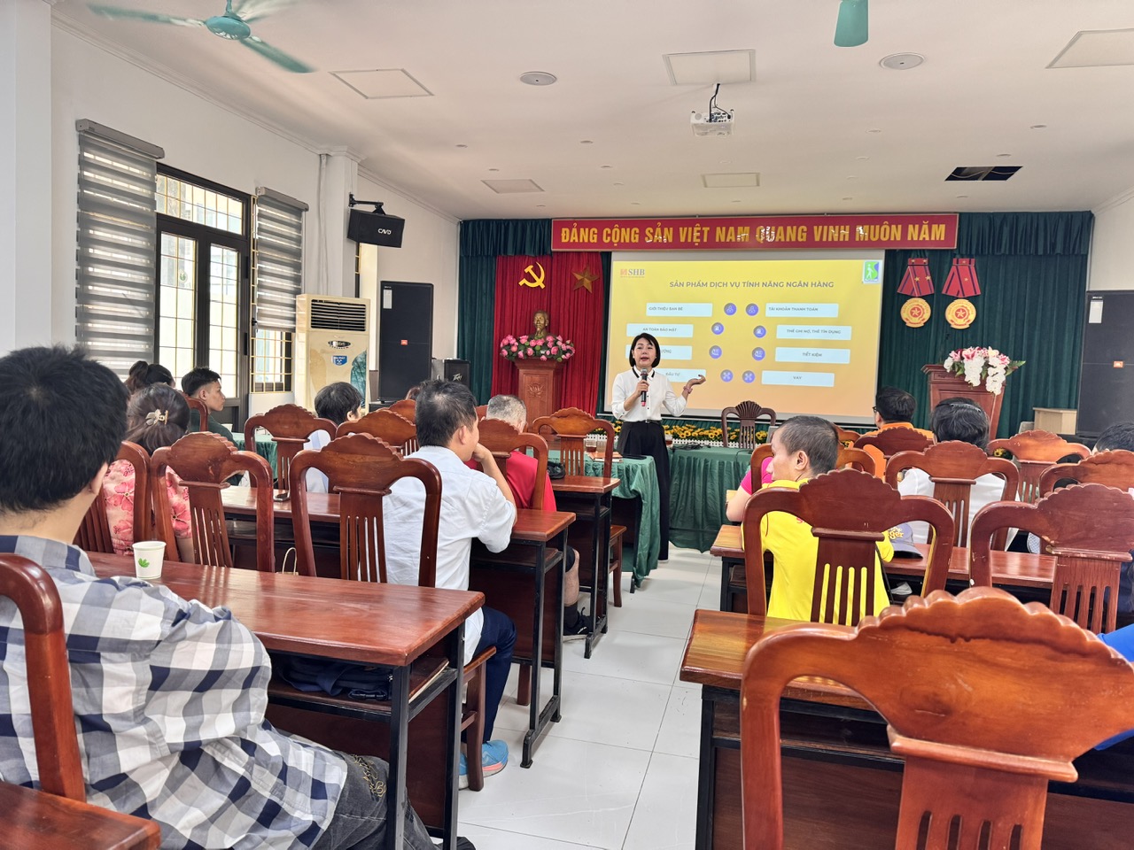 Tập huấn quản lí tài chính và sử dụng tài khoản ngân hàng  cho người khuyết tật vận động 