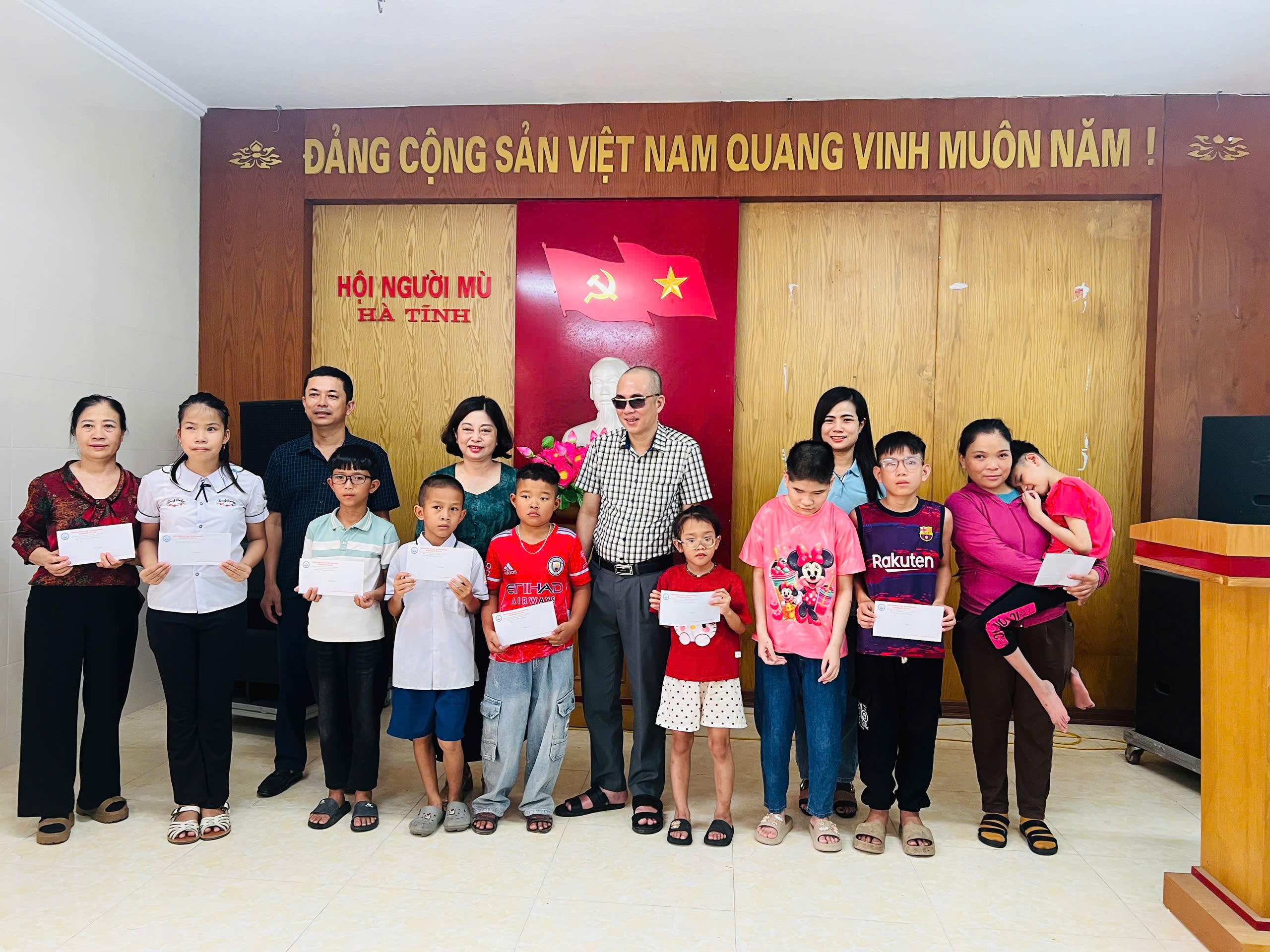 Hoạt động ý nghĩa chăm lo trẻ em khiếm thị và con hội viên nhân Ngày Quốc tế Thiếu nhi 1/6 và Tháng hành động vì trẻ em tại Hà Tĩnh