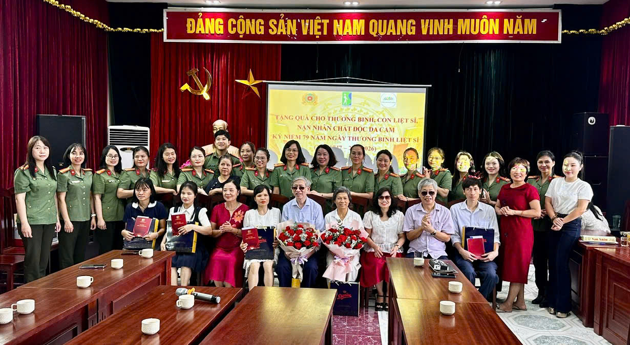 Đoàn công tác phụ nữ Bộ Công an và Chương trình “Cùng bạn đọc sách – Nâng tầm trí tuệ Việt” thăm, tặng quà Hội Người mù Việt Nam nhân Ngày Thương binh – Liệt sĩ