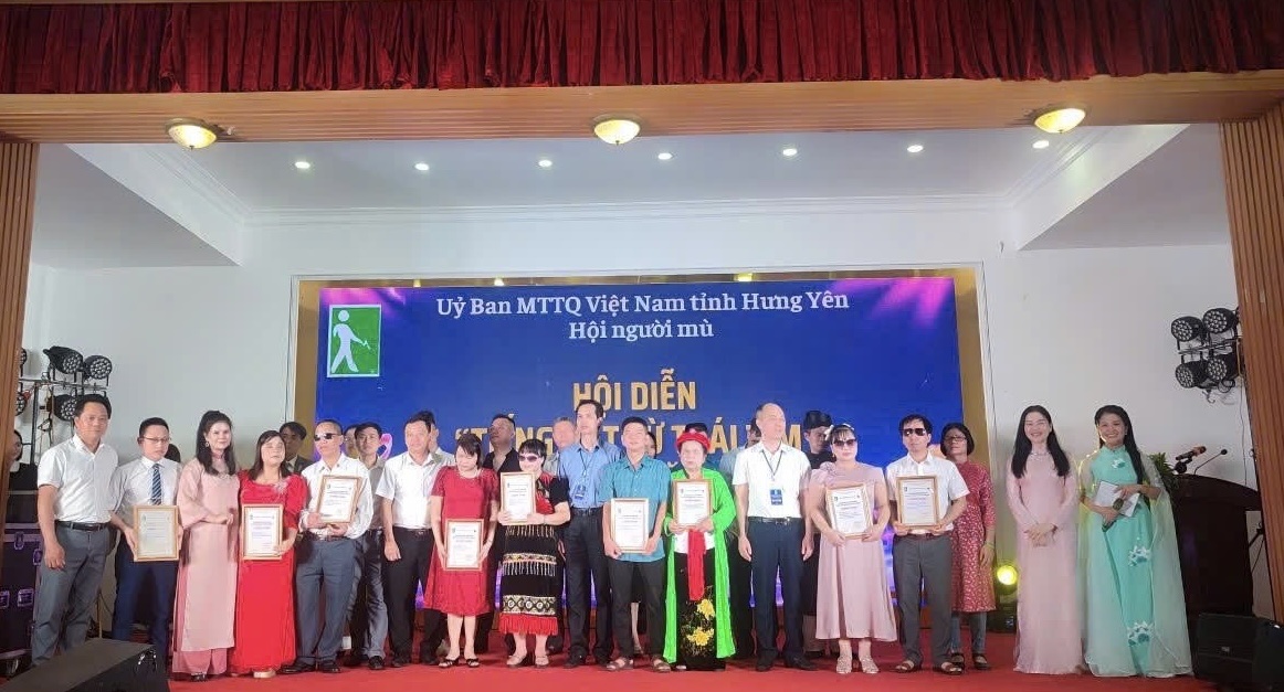 Sôi nổi Hội diễn nghệ thuật quần chúng “Tiếng hát từ trái tim” lần thứ nhất tại Tỉnh Hưng Yên